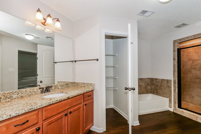 1,840/Mo, 9455 Darren Cir S Cordova, TN 38018 Main Bathroom View