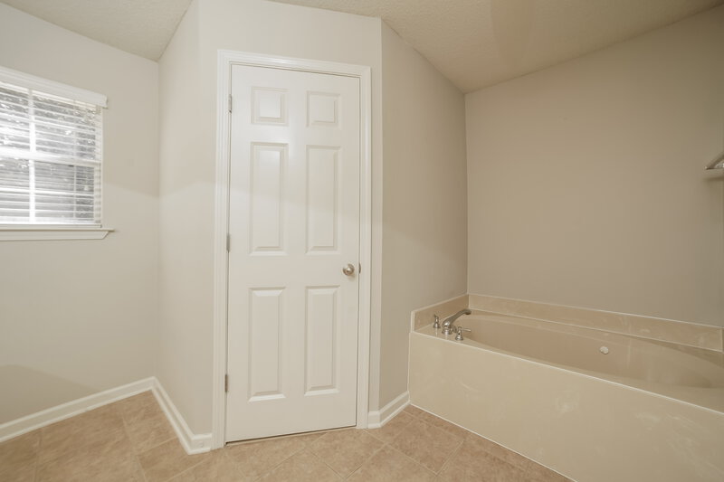 1,755/Mo, 1454 Trafalgar Cv Southaven, MS 38671 Main Bathroom View