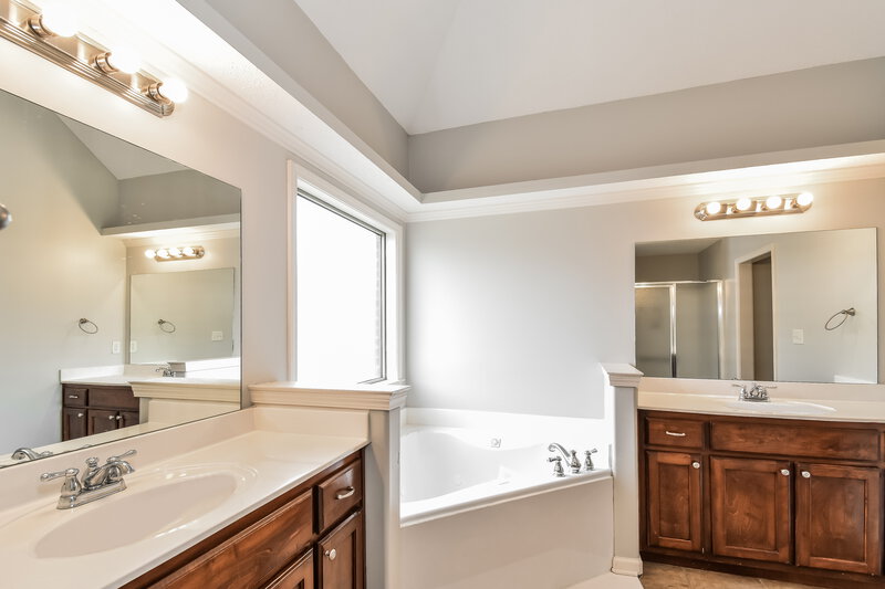 2,645/Mo, 4154 Lexi Dr Olive Branch, MS 38654 Main Bathroom View