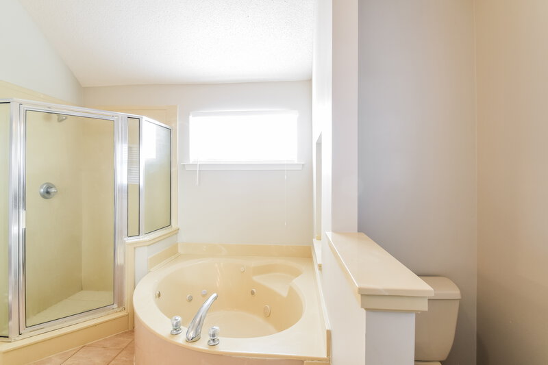 2,115/Mo, 7837 Pinefrost Ln Memphis, TN 38125 Main Bathroom View 2