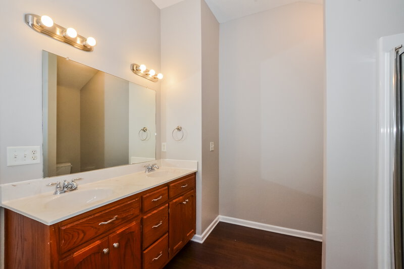 1,970/Mo, 2798 Shady Well Cv Cordova, TN 38016 Main Bathroom View 2