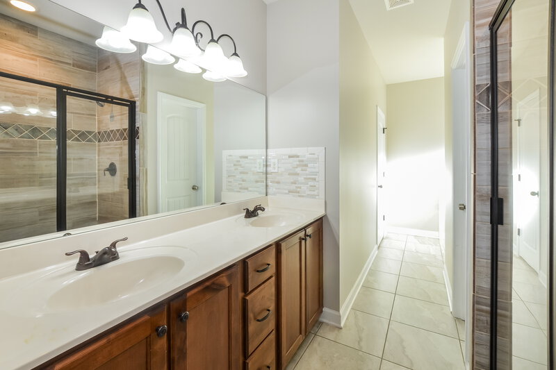 2,530/Mo, 2674 Champion Hills Dr Southaven, MS 38672 Main Bathroom View