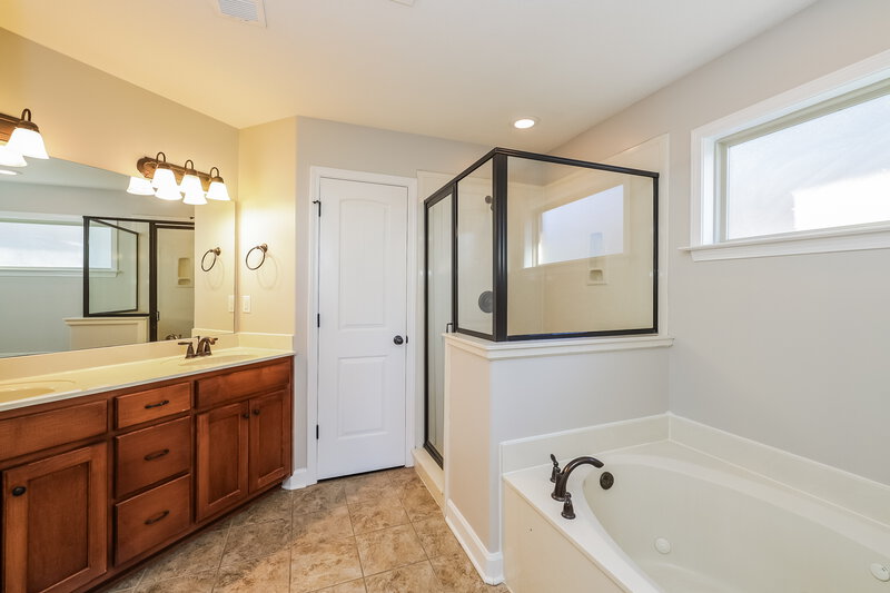 2,660/Mo, 5279 Conifer View Ln Lakeland, TN 38002 Main Bathroom View
