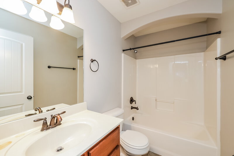 2,660/Mo, 5279 Conifer View Ln Lakeland, TN 38002 Bathroom View