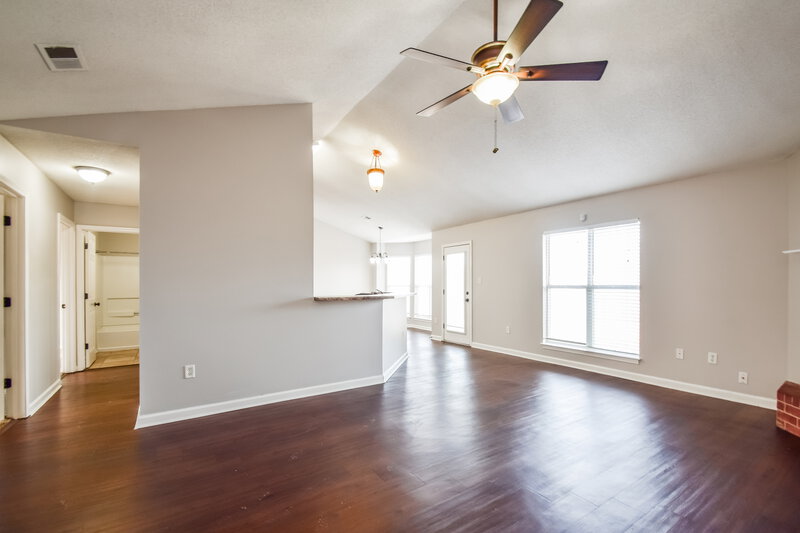 1,790/Mo, 7776 Parkwood Cove Southaven, MS 38671 Living Room View 2