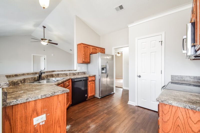 1,790/Mo, 7776 Parkwood Cove Southaven, MS 38671 Kitchen View 2