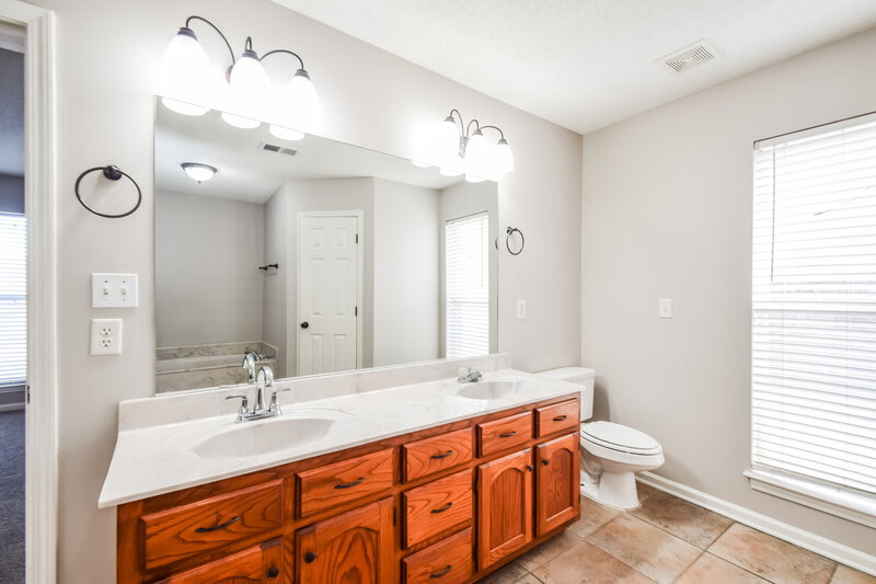 1,790/Mo, 7776 Parkwood Cove Southaven, MS 38671 Main Bathroom View