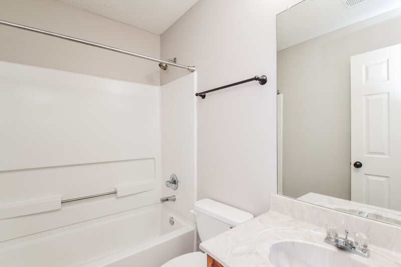 1,790/Mo, 7776 Parkwood Cove Southaven, MS 38671 Bathroom View