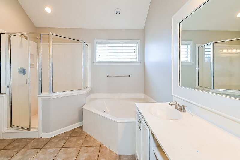 2,075/Mo, 7854 Meadow Ridge Lane Olive Branch, MS 38654 Main Bathroom View