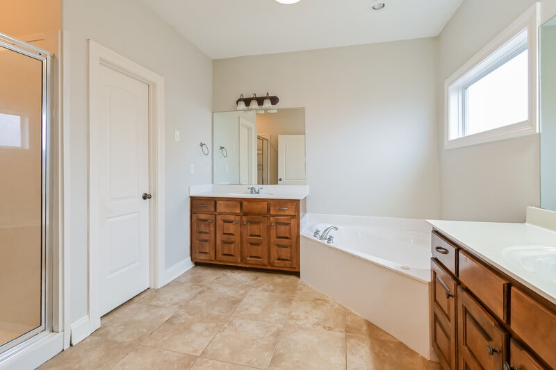3,460/Mo, 2913 Summer Oaks Place Southaven, MS 38672 Main Bathroom View