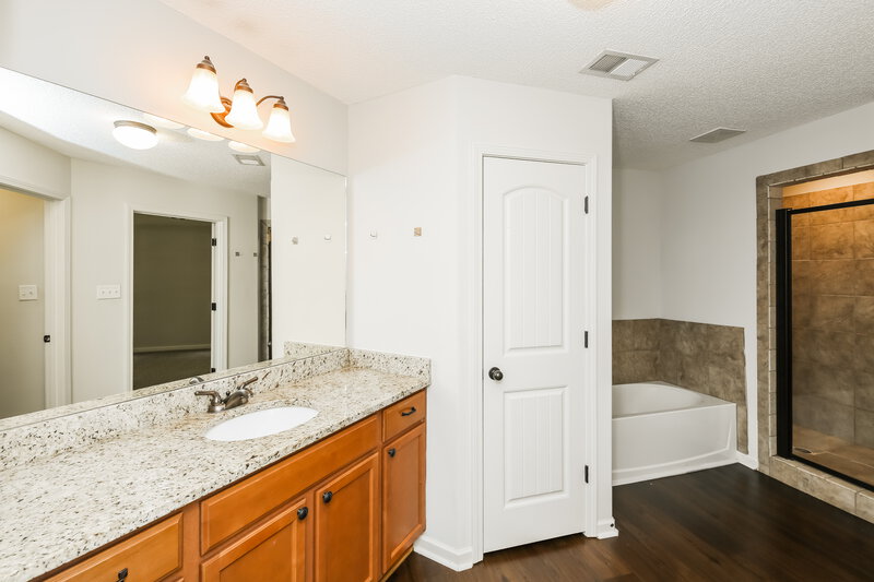 2,610/Mo, 9480 Eckley Pl Cordova, TN 38018 Main Bathroom View 2