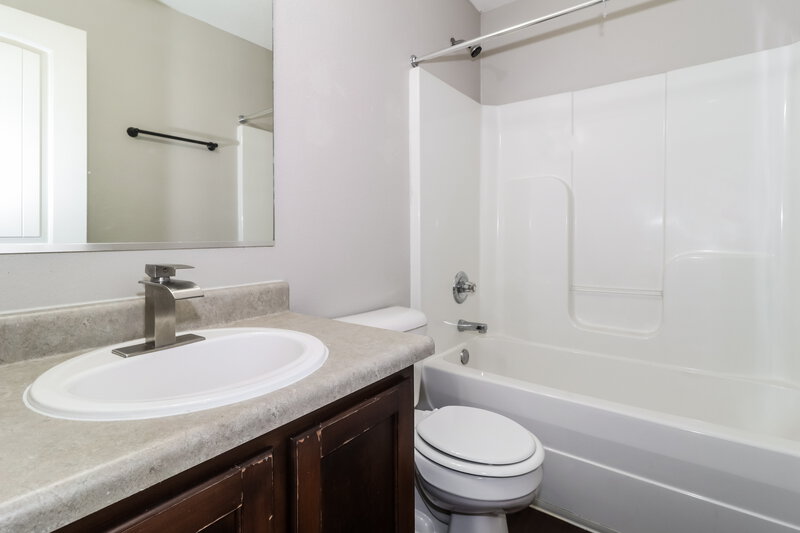 1,585/Mo, 10216 Cottage Farms Dr Cordova, TN 38016 Bathroom View