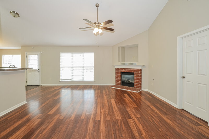 2,400/Mo, 1813 Cherry Creek Dr Southaven, MS 38671 Living Room View 3