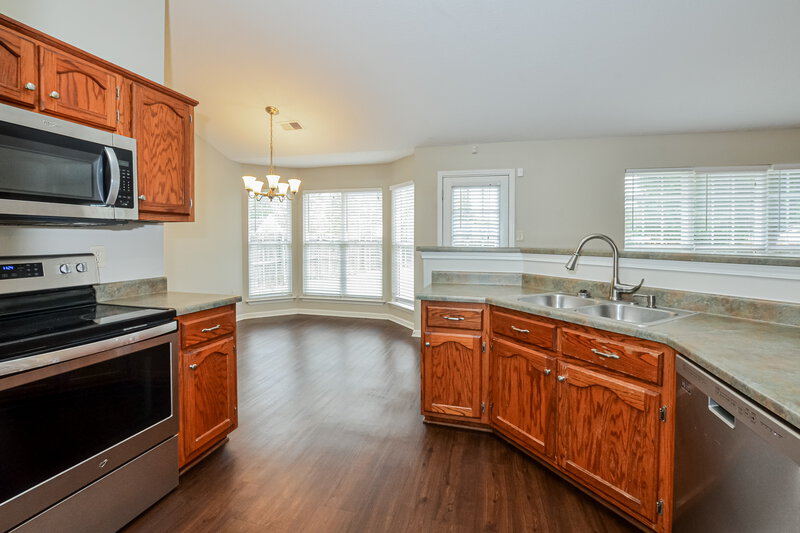 2,400/Mo, 1813 Cherry Creek Dr Southaven, MS 38671 Kitchen View 2