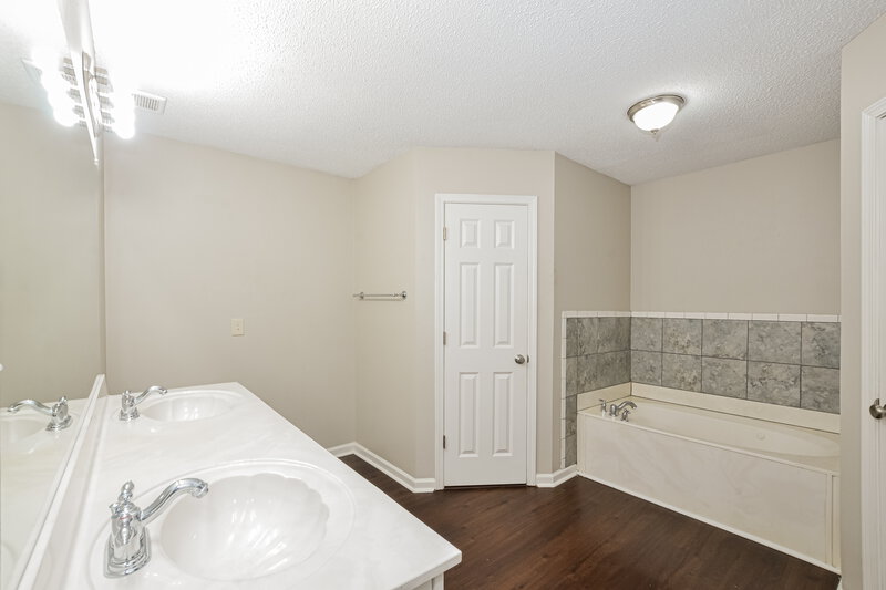 2,400/Mo, 1813 Cherry Creek Dr Southaven, MS 38671 Main Bathroom View