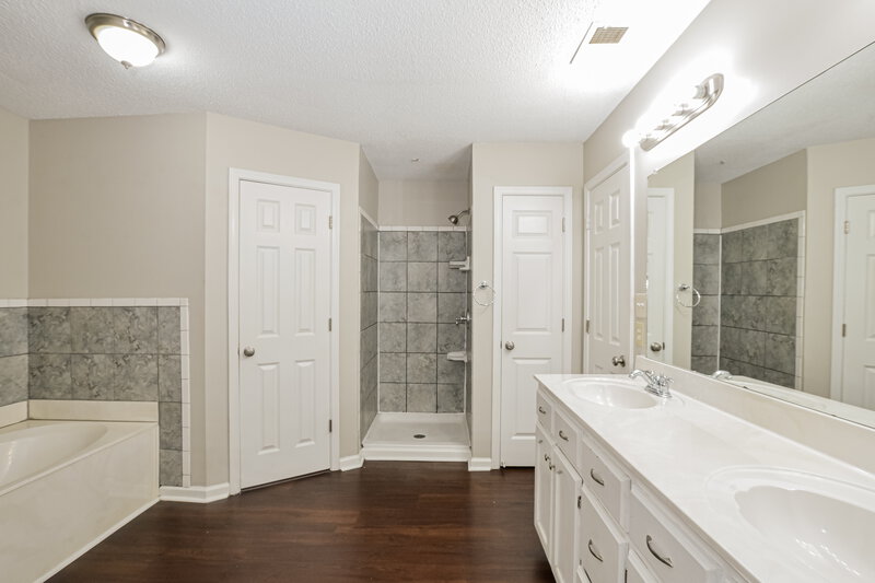 2,400/Mo, 1813 Cherry Creek Dr Southaven, MS 38671 Main Bathroom View 2