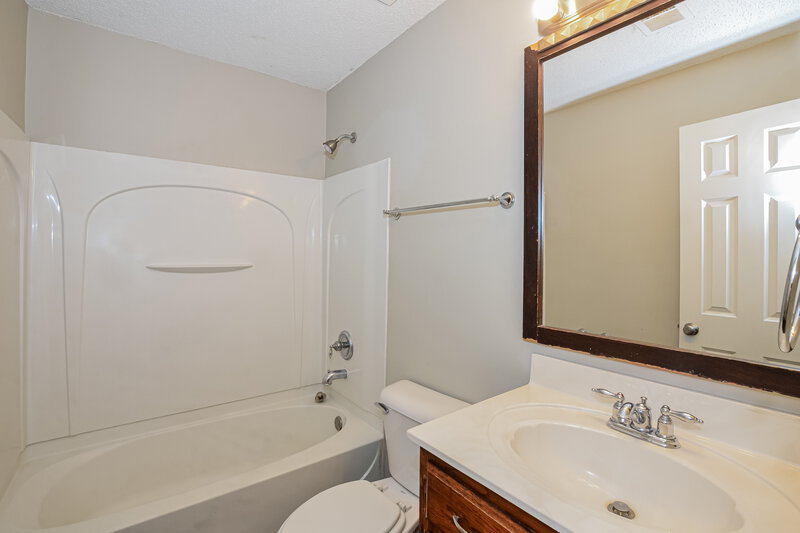 2,400/Mo, 1813 Cherry Creek Dr Southaven, MS 38671 Bathroom View