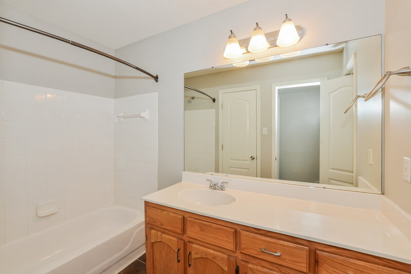 1,810/Mo, 9761 W Dogwood Court Olive Branch, MS 38654 Main Bathroom View
