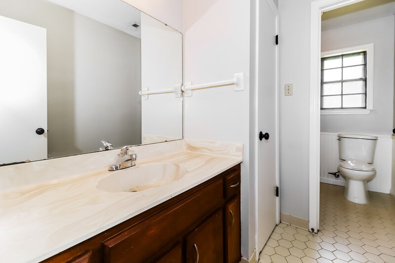 1,625/Mo, 7254 Bramble Ln Walls, MS 38680 Bathroom View