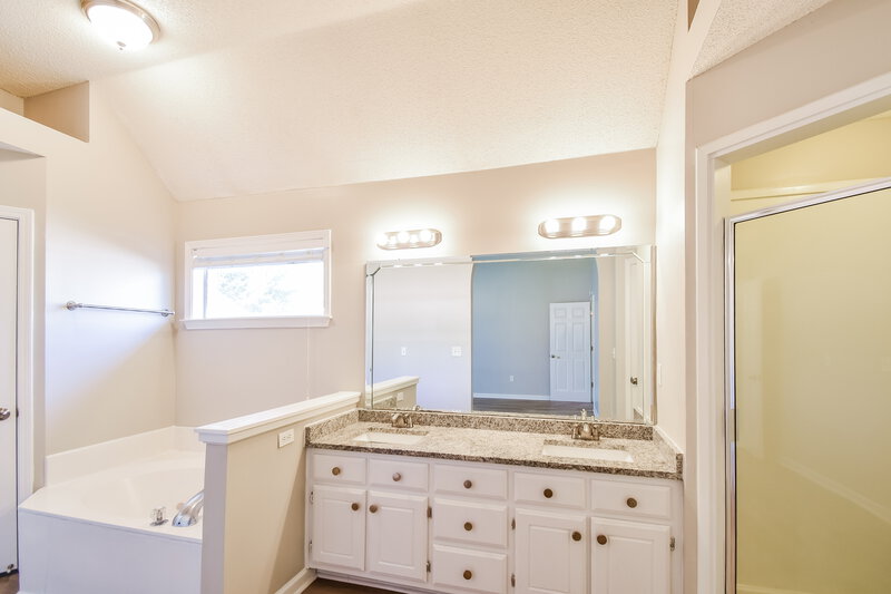 2,230/Mo, 7730 Shadow Fork Ln Arlington, TN 38002 Main Bathroom View 2