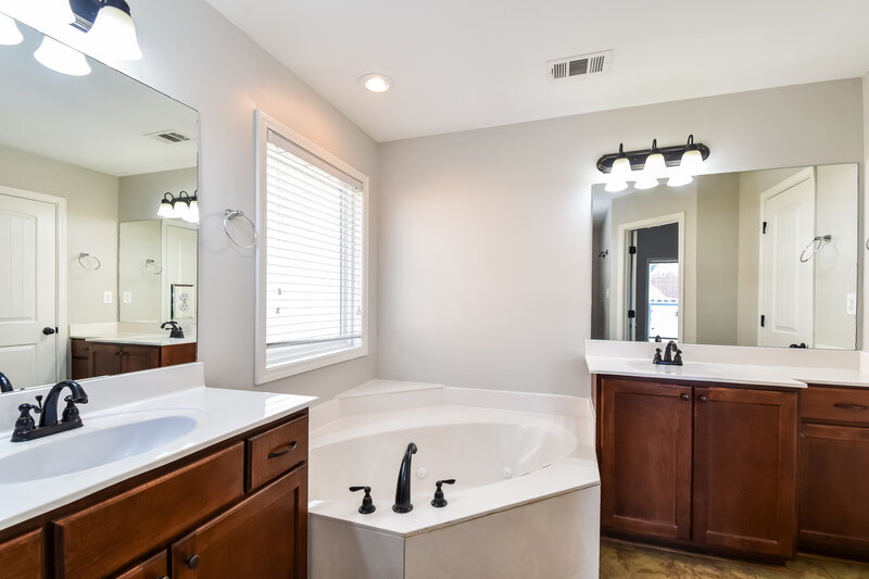 1,675/Mo, 3080 Magnolia Dr Hernando, MS 38632 Main Bathroom View