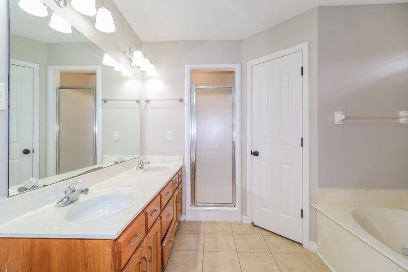 2,065/Mo, 13078 Braybourne Pkwy Olive Branch, MS 38654 Main Bathroom View