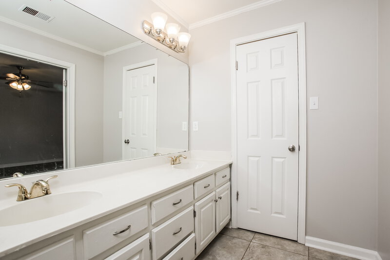 1,735/Mo, 8159 N Creekside Cir Memphis, TN 38016 Main Bathroom View