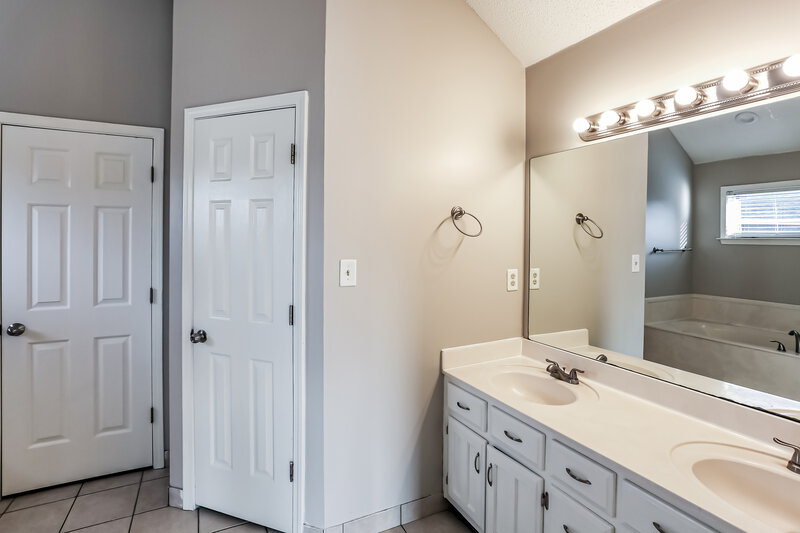 3,230/Mo, 2729 Fletcher Crest Cv Cordova, TN 38016 Main Bathroom View