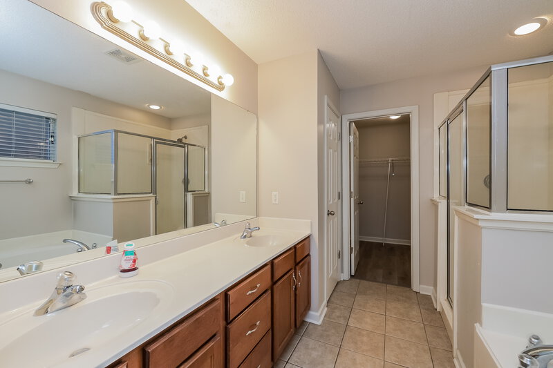 2,470/Mo, 375 Dogwood Springs Dr Oakland, TN 38060 Main Bathroom View