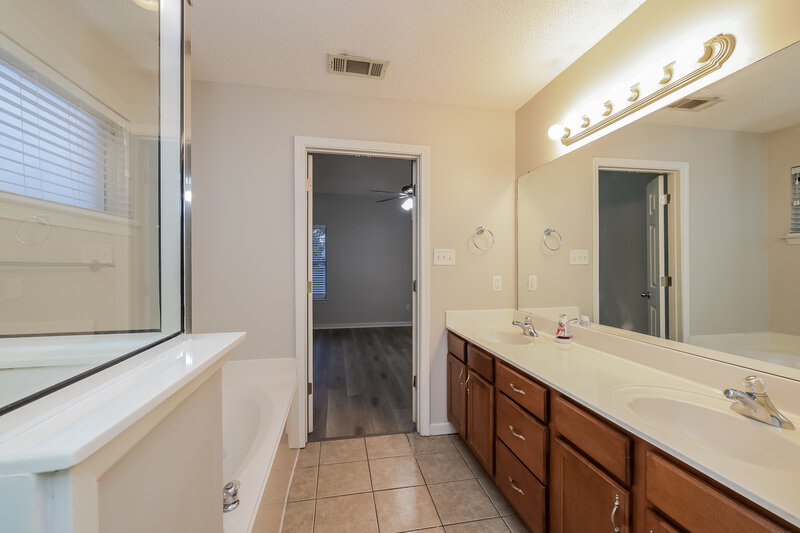 2,470/Mo, 375 Dogwood Springs Dr Oakland, TN 38060 Main Bathroom View 2