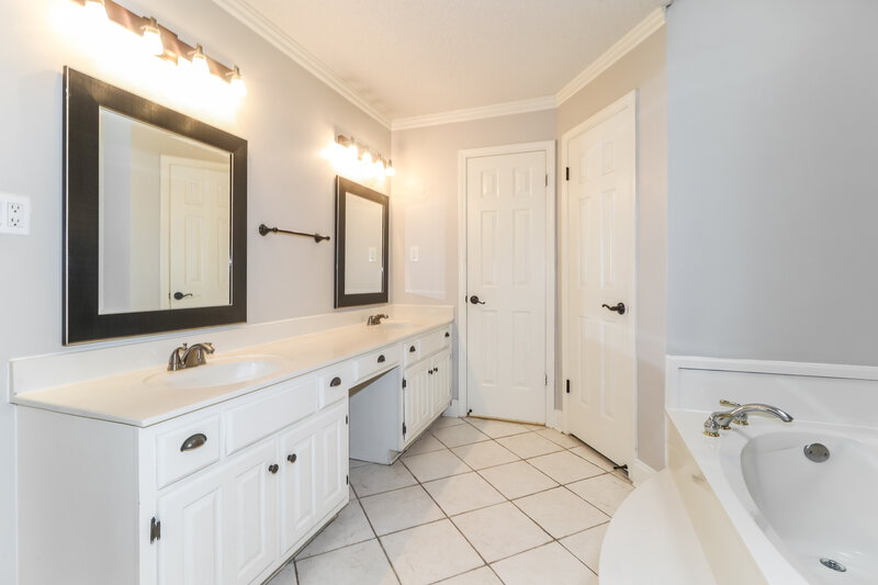 2,370/Mo, 472 Sanga Cir E Cordova, TN 38018 Main Bathroom View