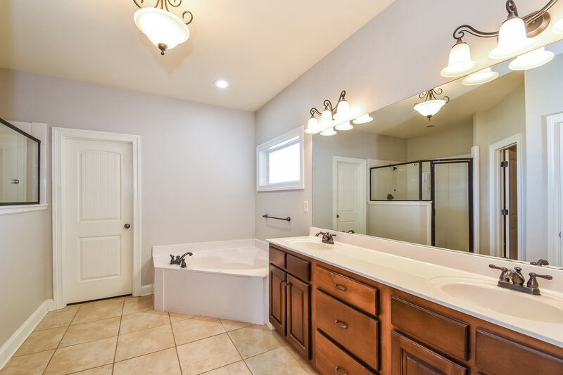 2,725/Mo, 2140 Redbud Cove Southaven, MS 38672 Main Bathroom View