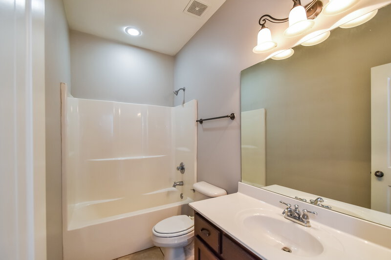 2,725/Mo, 2140 Redbud Cove Southaven, MS 38672 Bathroom View 2