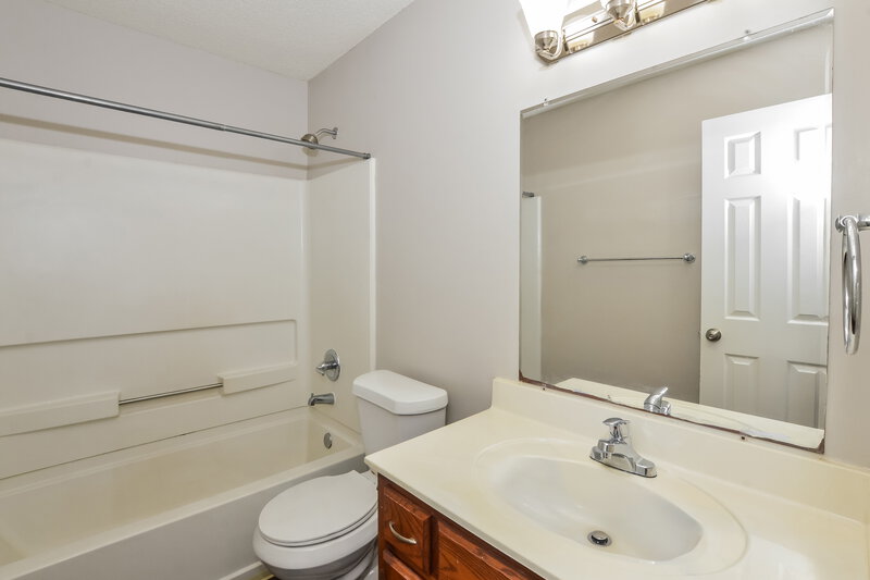 1,575/Mo, 10102 Williford Dr Olive Branch, MS 38654 Main Bathroom View