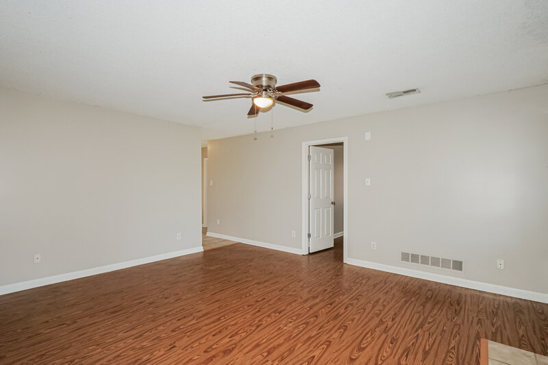 2,035/Mo, 1118 Greenwich Dr Hernando, MS 38632 Living Room View 2