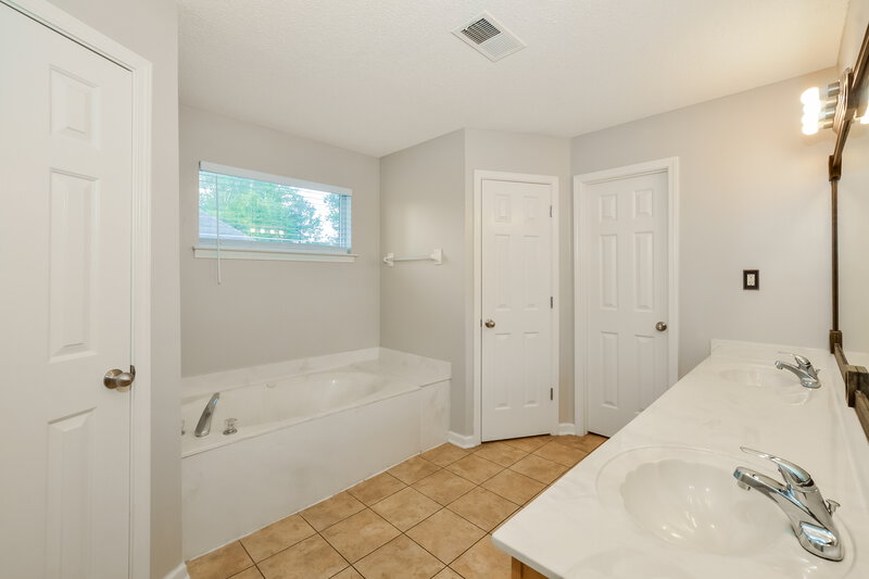 1,985/Mo, 7076 Maple Grove Rd Olive Branch, MS 38654 Main Bathroom View