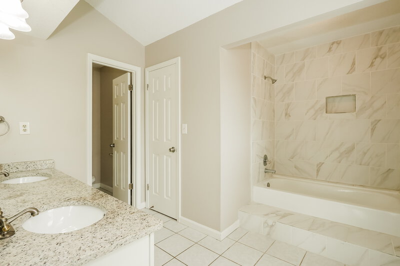 1,705/Mo, 7202 Brenwood Drive Horn Lake, MS 38637 Main Bathroom View