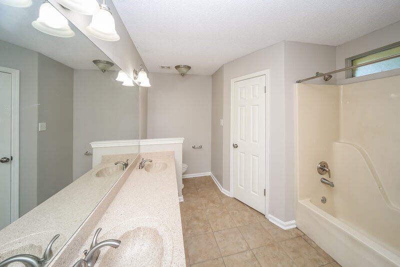 1,860/Mo, 8057 Sundown Ln Bartlett, TN 38133 Main Bathroom View