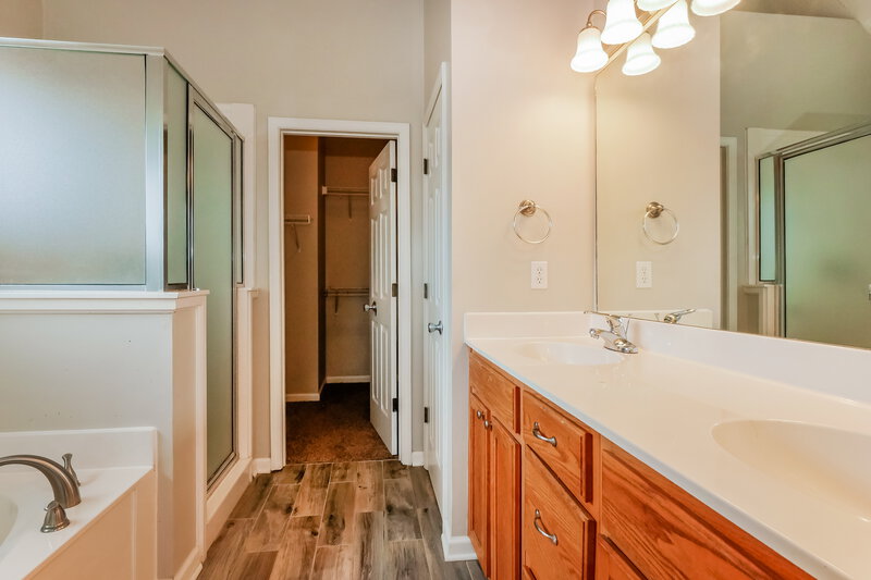 2,270/Mo, 5820 Lillian Bend Dr Arlington, TN 38002 Main Bathroom View