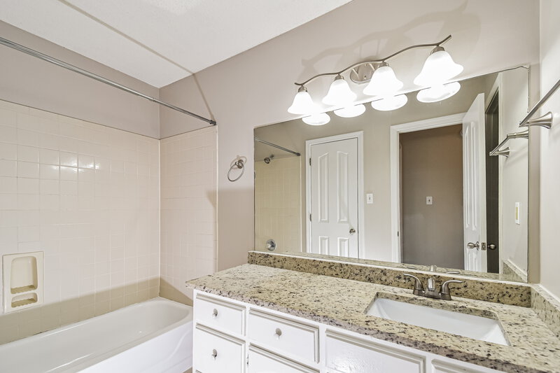 1,705/Mo, 6844 Charlotte Dr Olive Branch, MS 38654 Main Bathroom View