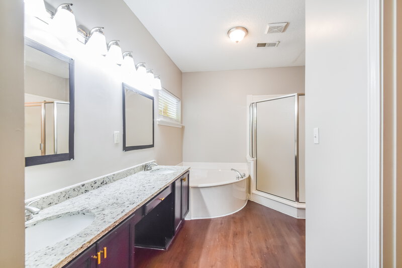 2,925/Mo, 10222 Green Moss Dr N Cordova, TN 38018 Main Bathroom View