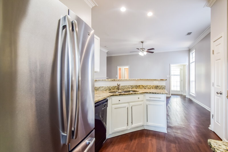 2,130/Mo, 4051 Bordeaux Ridge Cv S Memphis, TN 38125 Kitchen View 2