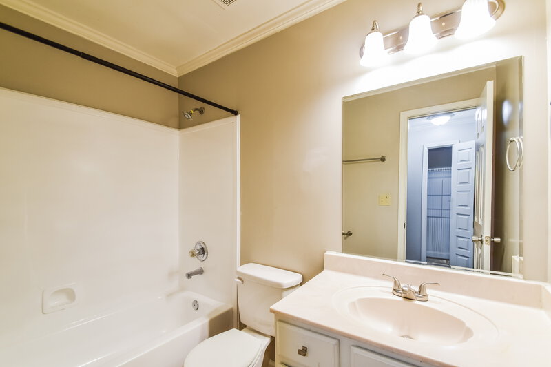 2,130/Mo, 4051 Bordeaux Ridge Cv S Memphis, TN 38125 Bathroom View