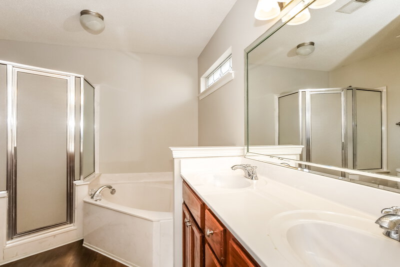 1,790/Mo, 4230 Ravenwood Dr N Horn Lake, MS 38637 Main Bathroom View