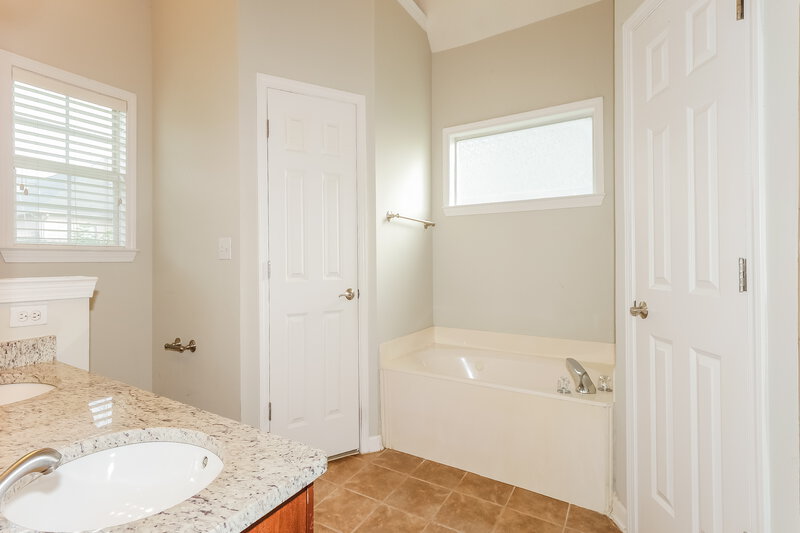 1,740/Mo, 9921 N Greenalder Cv Cordova, TN 38016 Main Bathroom View