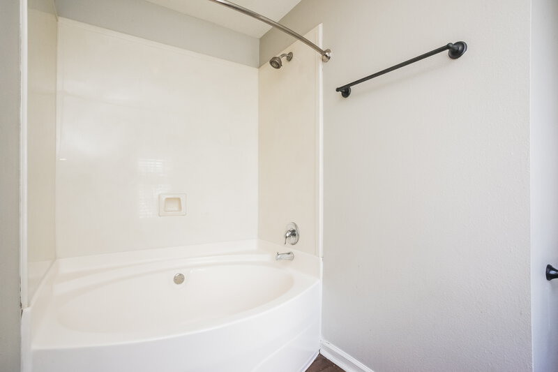 1,655/Mo, 4613 Sweet Whisper Ln Memphis, TN 38125 Main Bathroom View