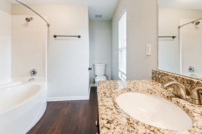 2,470/Mo, 4613 Sweet Whisper Ln Memphis, TN 38125 Main Bathroom View