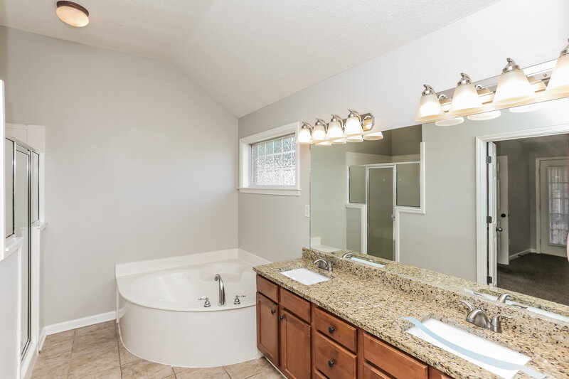 2,080/Mo, 5740 Bedford Loop E Southaven, MS 38672 Main Bathroom View