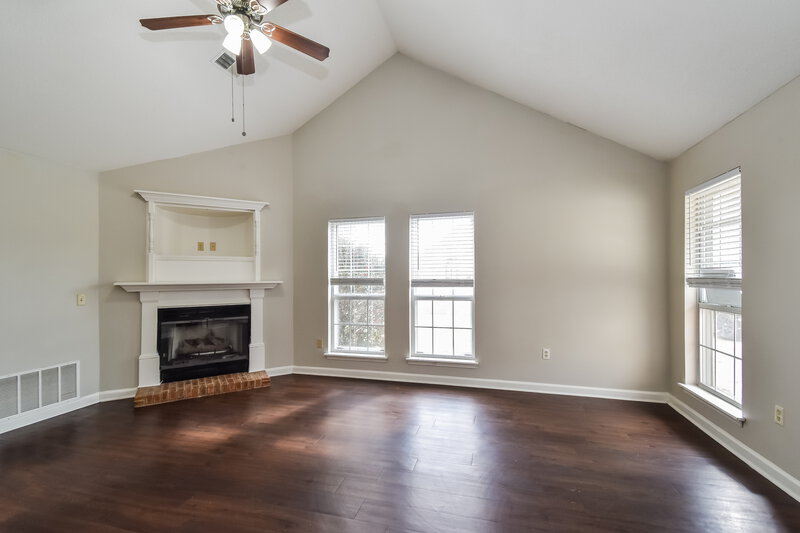 2,800/Mo, 200 Gaslight Cv Hernando, MS 38632 Living Room View 2