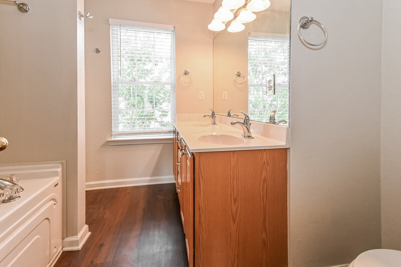 1,760/Mo, 7338 Green Ash Dr Olive Branch, MS 38654 Main Bathroom View